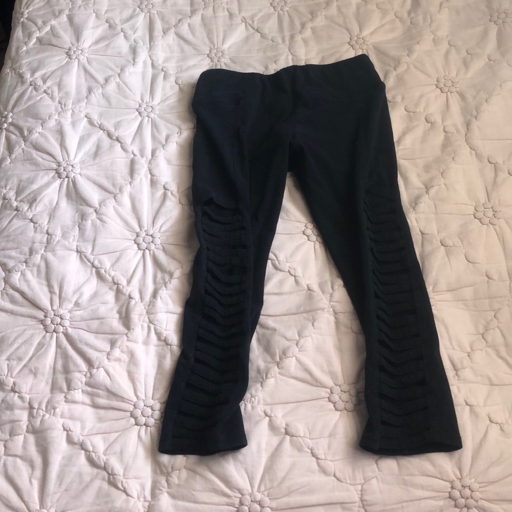 Black capri leggings with patterned sides